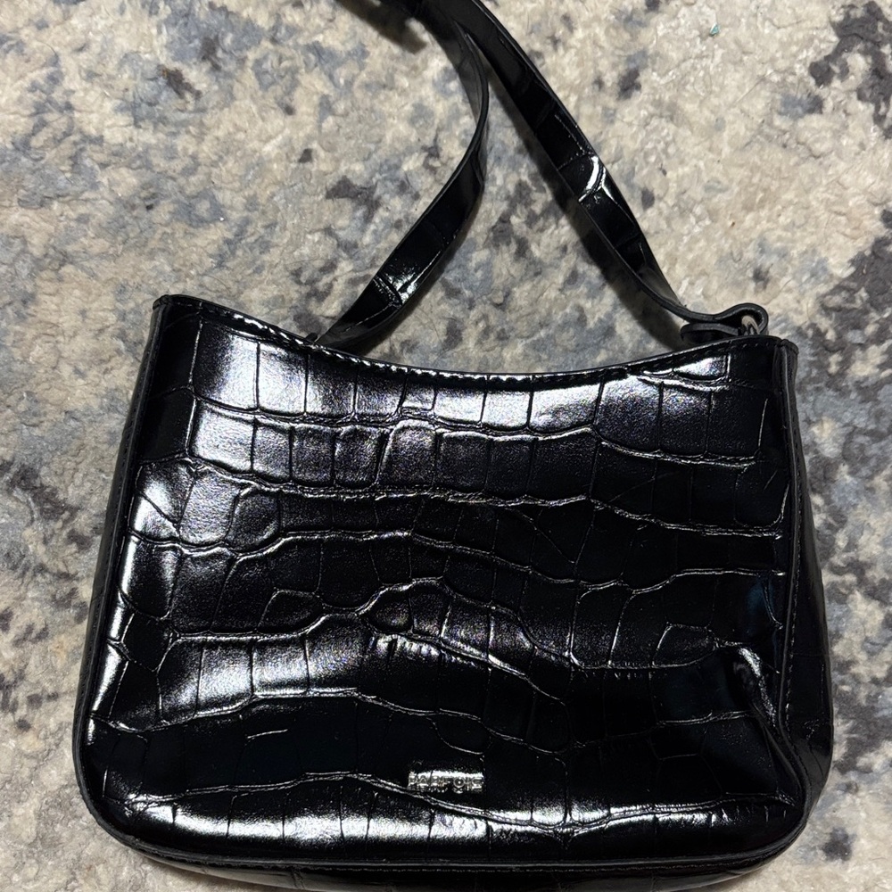 Elegant Black Crocodile-Embossed Shoulder Bag